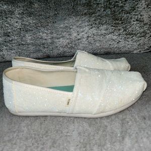 IVORY SPARKLY TOMS ✨